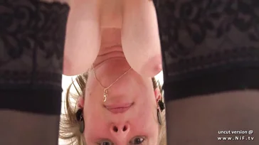 MILF francese con belle tette naturali cavalca un cazzo