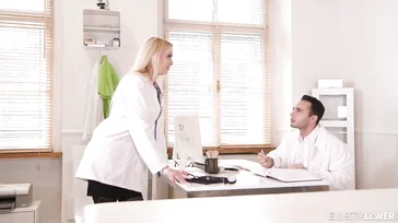 Vollbusige Krankenschwester beginnt mit dem Praktikanten zu flirten.
