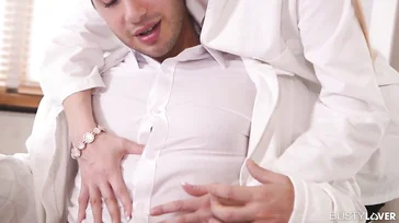 Vollbusige Krankenschwester beginnt mit dem Praktikanten zu flirten.