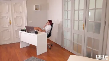 Vou te deixar, tia, vou dormir com o cara que limpa a gente.
