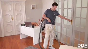 Vou te deixar, tia, vou dormir com o cara que limpa a gente.