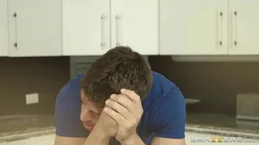 Ich kann nicht aufhören, auf den Hintern der Haushälterin zu starren.