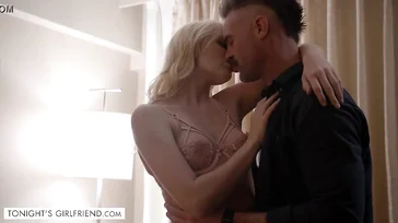 A prostituta está deixando o pau dele todo duro.