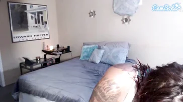 Una donna matura con le tette grosse e ricoperta di tatuaggi si mostra in webcam.