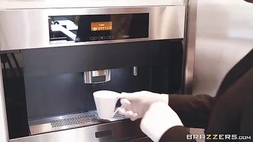 De vrouw des huizes wordt geneukt door de geile butler.