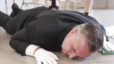 De vrouw des huizes wordt geneukt door de geile butler.