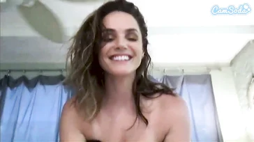 Pornoster Tori Black heeft een geweldige tijd op de webcam.