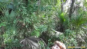 Non crederesti come la ragazza cinese ingoia il cazzo del tizio calvo.