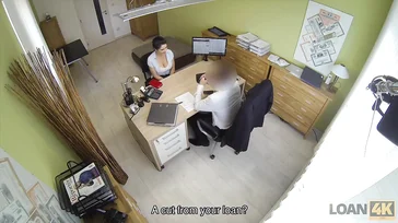 Necesita un préstamo, por eso se reúne con el director..