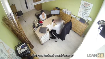 Necesita un préstamo, por eso se reúne con el director..