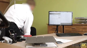 Necesita un préstamo, por eso se reúne con el director..