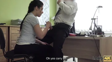 Necesita un préstamo, por eso se reúne con el director..