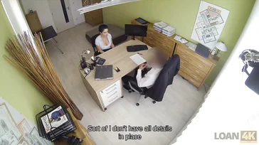 Necesita un préstamo, por eso se reúne con el director..
