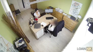 Necesita un préstamo, por eso se reúne con el director..