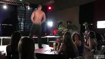 Menuda orgía se montan en esta despedida de soltera!