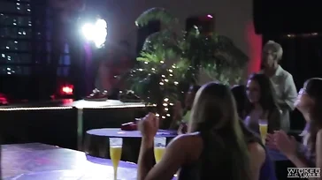 Menuda orgía se montan en esta despedida de soltera!