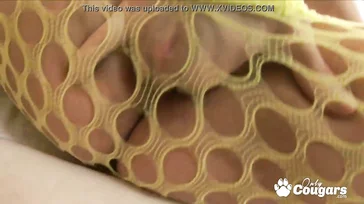 Sehr geiles, vollbusiges Mädchen lutscht einen Schwanz bis zum Ende