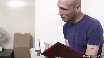 Ich lasse mir von der fetten Sekretärin den ganzen Schwanz lutschen.