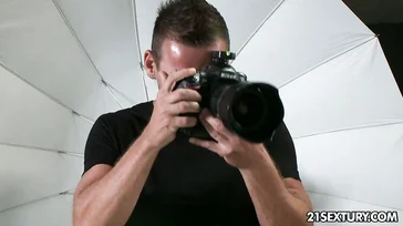 Es ist Zeit für ein Fotoshooting mit einem spektakulären reifen Model!