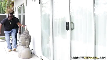 Zwei schwarze Männer brechen in ihr Haus ein und werden sie unversehrt zurücklassen.