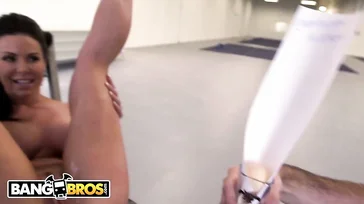 We moeten ons overgeven aan de pornogodin Kendra Lust