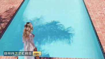 Nog een vaardigheid van Jessa Rhodes: voetjobs geven.