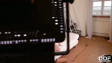 O fotógrafo fica excitado com essas duas modelos.