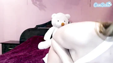 Die vollbusige Josephine Jackson zeigt uns, wie sie vor der Webcam kommt