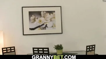 La grand-mère ne se retient pas, elle commence à sucer la bite de son petit-fils.