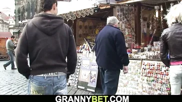 La grand-mère ne se retient pas, elle commence à sucer la bite de son petit-fils.