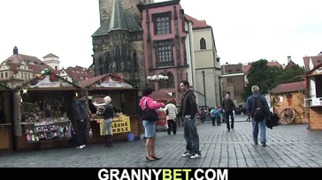 La grand-mère ne se retient pas, elle commence à sucer la bite de son petit-fils.