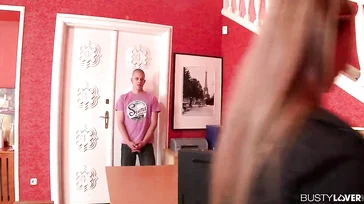 La dame veut donner un bon pourboire à ce livreur de pizza