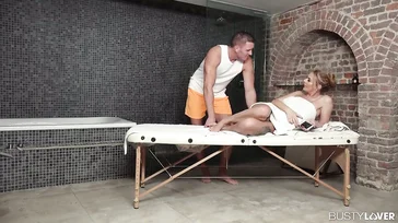 Der Masseur ist ein attraktiver Typ, er macht mich geil.