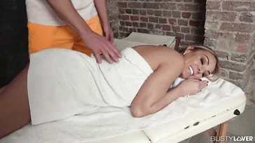 Der Masseur ist ein attraktiver Typ, er macht mich geil.