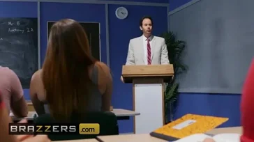 Se pone a follar en mitad de una clase, esto no es normal
