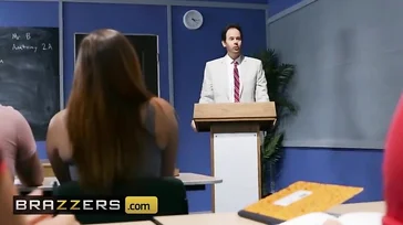 Se pone a follar en mitad de una clase, esto no es normal