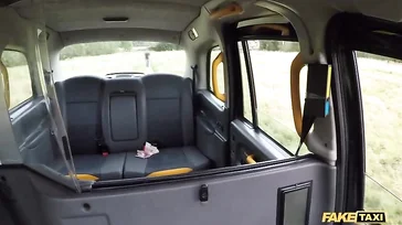 O taxista não vai esquecer dessa cliente, que foda que ele dá pra ela.