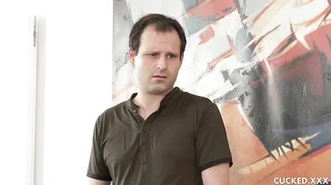 Er erwischt seine Frau dabei, wie sie mit seinem Chef fickt. Das muss sehr hart sein …