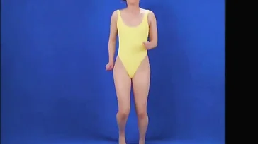 Das Mädchen aus dem Fernsehen kommt raus und lutscht den Schwanz des Typen ...