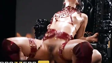 Godin Gina Valentina krijgt een geweldige anale neukbeurt!