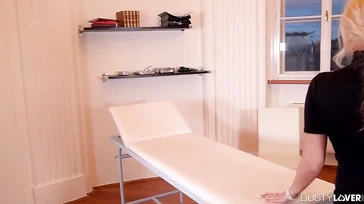 Die Krankenschwester bekommt einen Vorgeschmack auf diese großen Titten aus erster Hand.