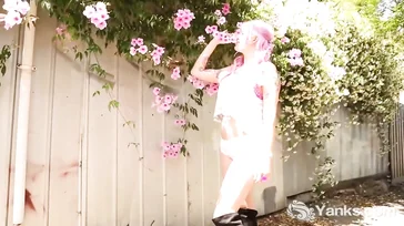 Frau Zahra Stardust wichst im Garten ihres Nachbarn.