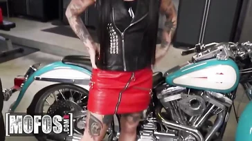 Brutal como a tatuada Joanna Angel esguicha