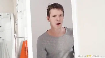 Sehr harter Sex mit der Schwarzen Moriah Mills in einem Schaumbad!