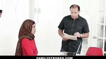 Sie ist Araberin, aber Sie können sich nicht vorstellen, wie sehr sie Schwänze mag.