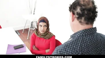 Sie ist Araberin, aber Sie können sich nicht vorstellen, wie sehr sie Schwänze mag.