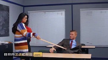 Der Lehrer will diese Schülerin ficken, das ist offensichtlich.