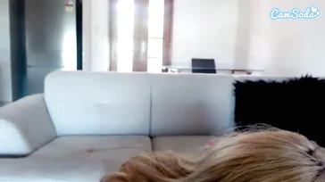 La prosperosa Savannah Bond si tocca eccitata in webcam