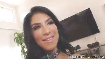 Esta morena solo disfruta con varias pollas de negros..
