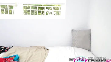 Der Fick mit Khloe Kapri ist so heftig, dass er in ihr kommt.